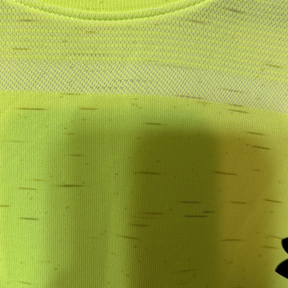Under armour neon colored tee - Picture 4 of 4